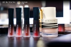 <b>绽界水光融肤精髓气垫采用三沉锁光科技</b>